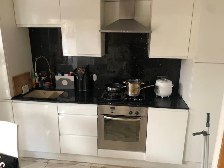 Cheerful 4 Bedroom House With Garden Free Parking London Eksteriør bilde
